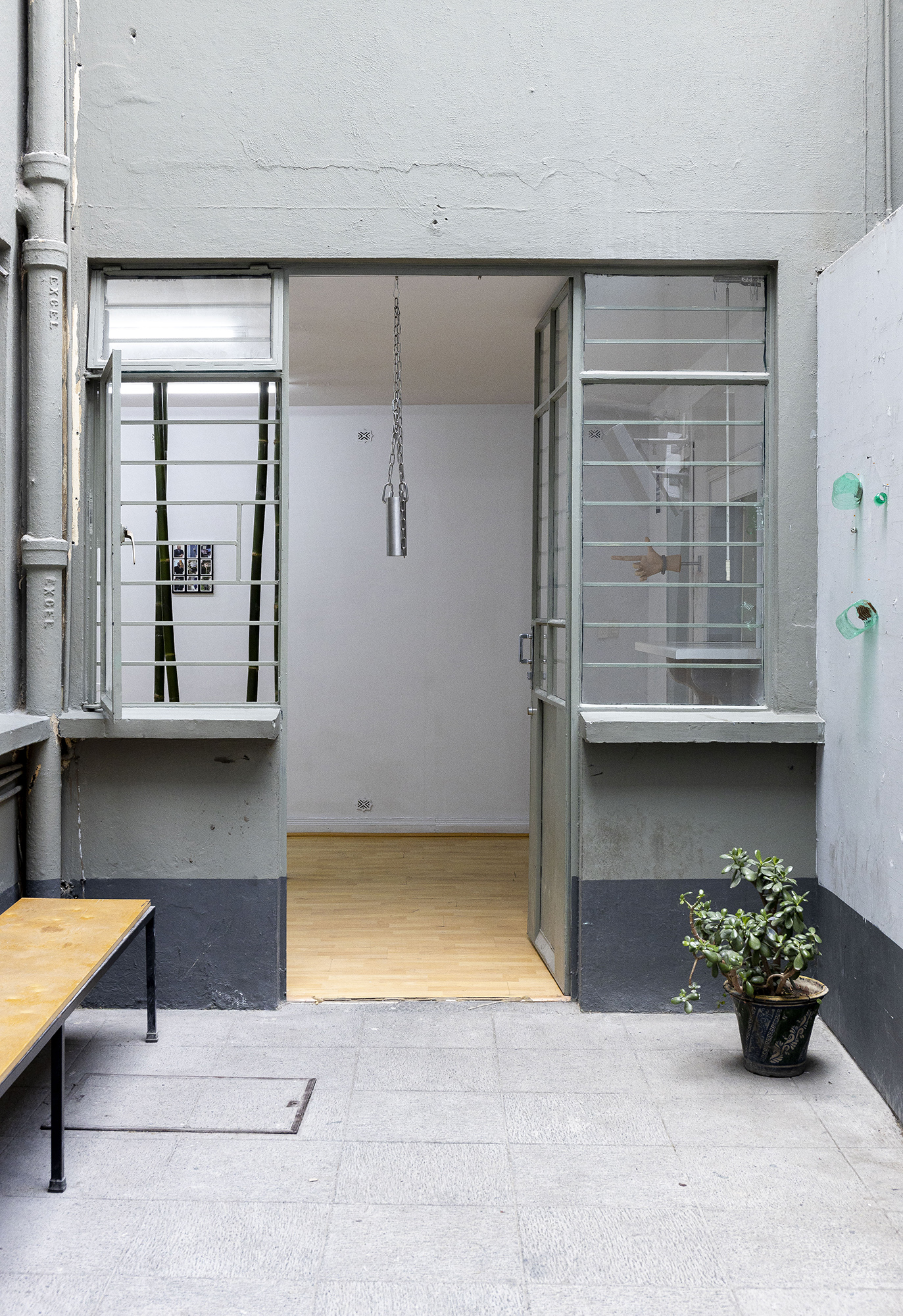 2022 02 Intelleaks, NASL, Mexico City — Installation View Entrance 02 — Jeronim Horvat